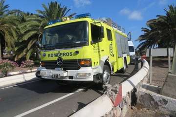 Un camión vuelca en el acceso a Telde desde la GC-1/TA.